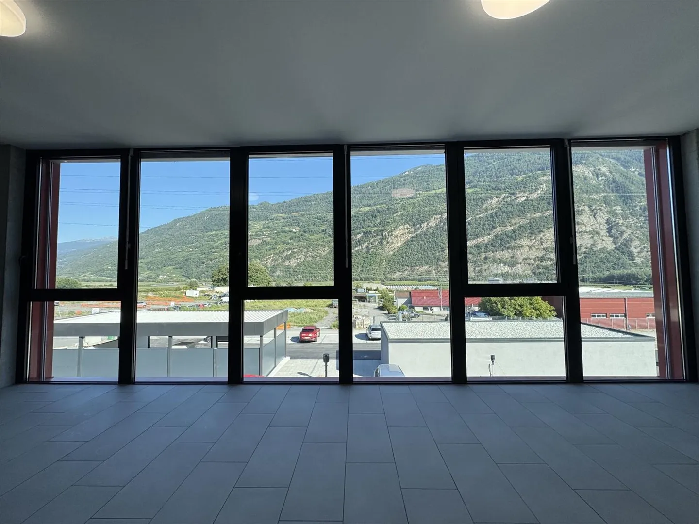 Bureau ou espace pour petite industrie avec de grandes façades en verre ! - Photo 5 sur 13