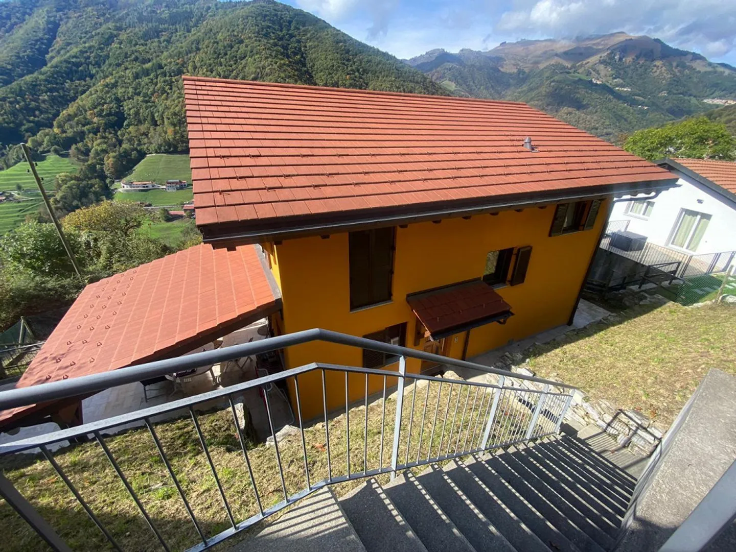 Charmantes Chalet in Cabbio - Foto 1 von 41