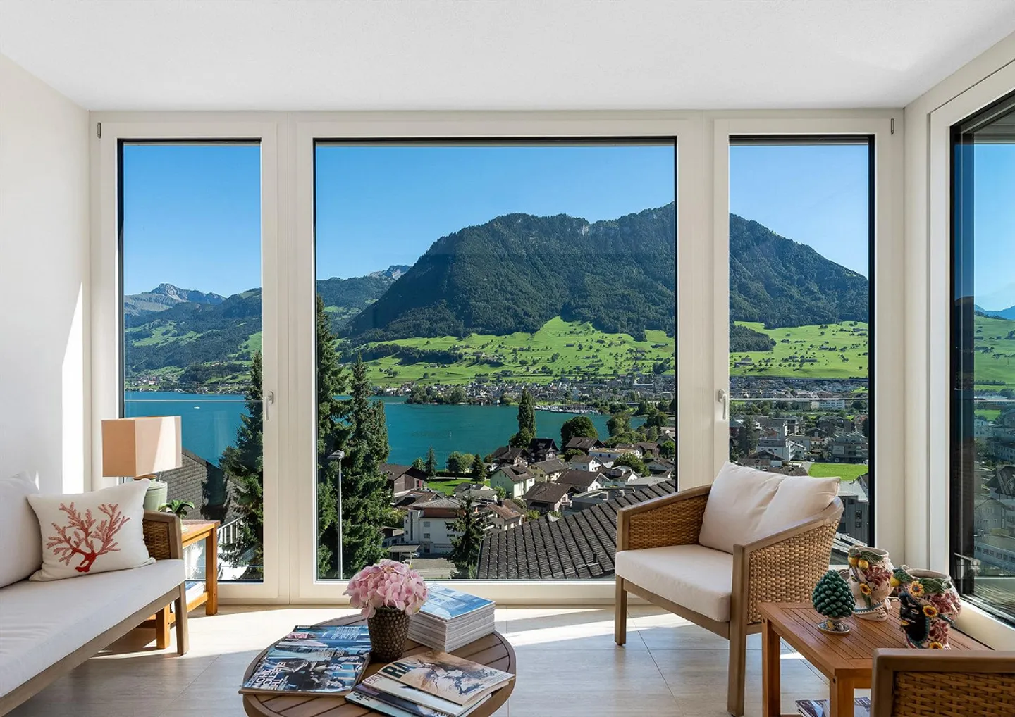 Sonnige Wohnoase mit Panoramasicht über See und Berge - Foto 1 von 6