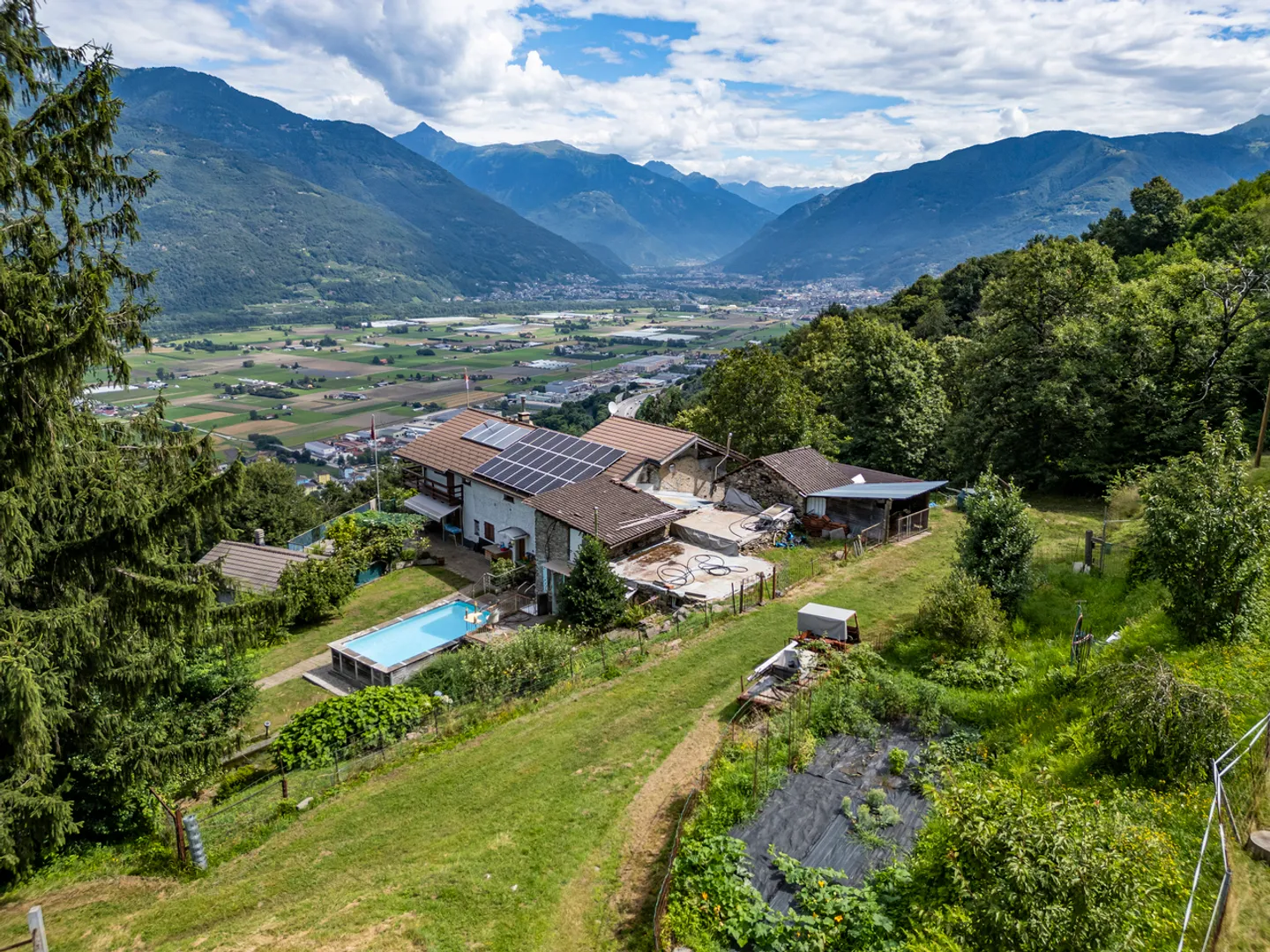 Casa ticinese con 20'000 m di terreno, piscina e rustico - Foto 2 di 20