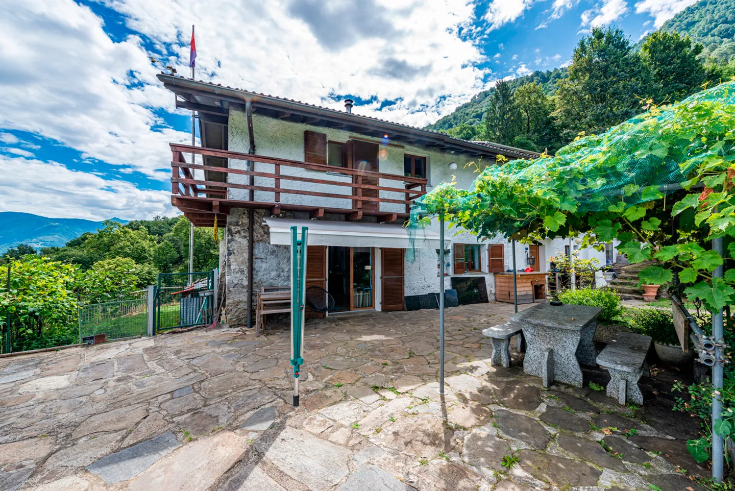 Casa ticinese con 20'000 m di terreno, piscina e rustico - Foto 6 di 20