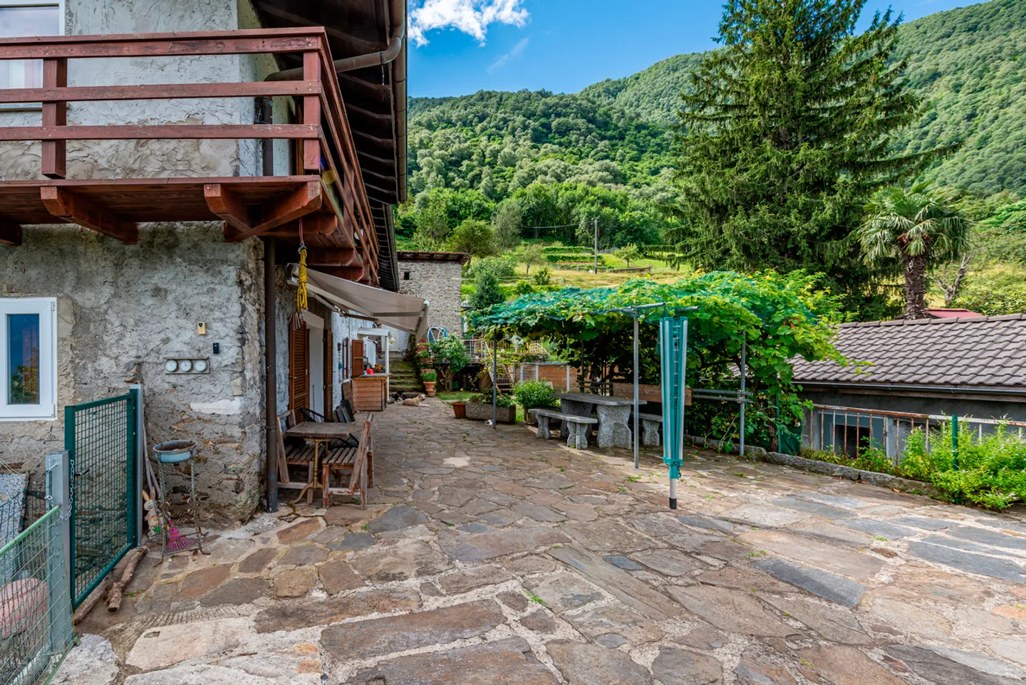 Casa ticinese con 20'000 m di terreno, piscina e rustico - Foto 7 di 20