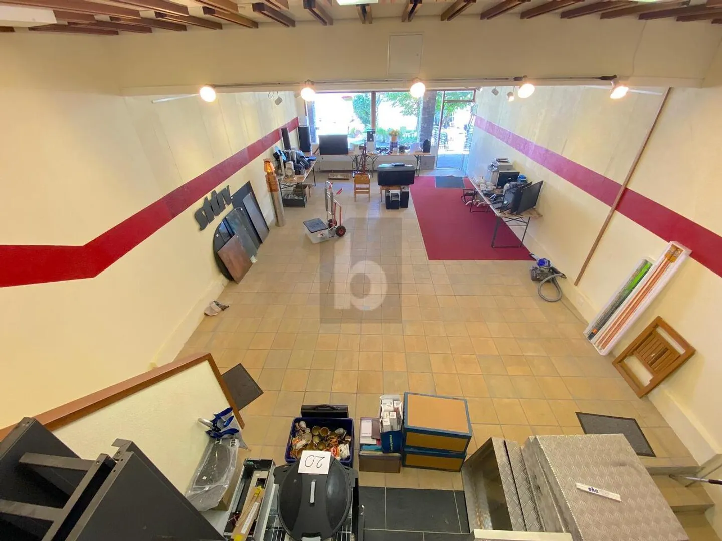 IDEALMENTE SITUATO NEL CUORE DEL VILLAGGIO - Foto 2 di 6