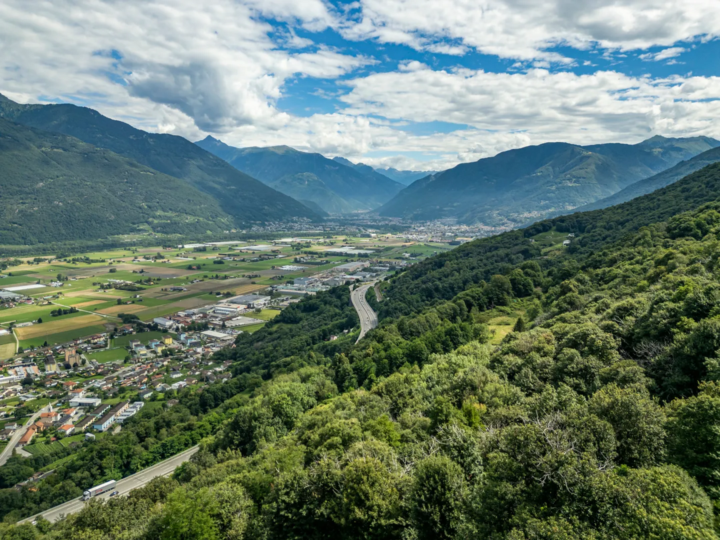Casa ticinese con 20'000 m di terreno, piscina e rustico - Foto 18 di 20