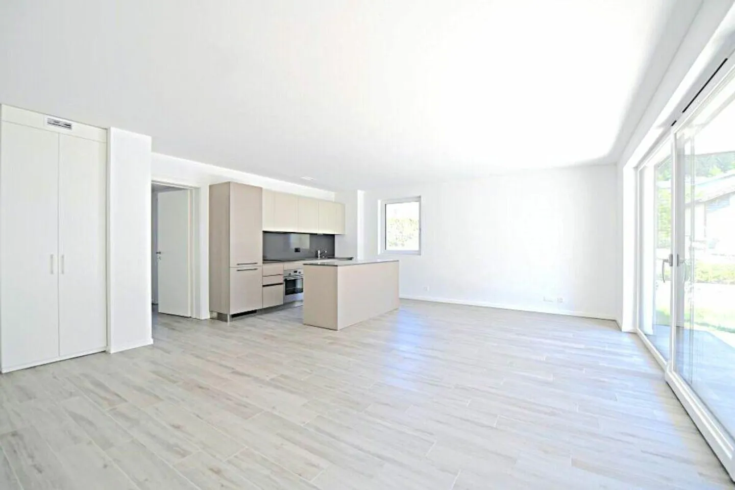 Exclusive Offer: Modern 4.5-Room Apartment with Garden - Photo 2 of 14