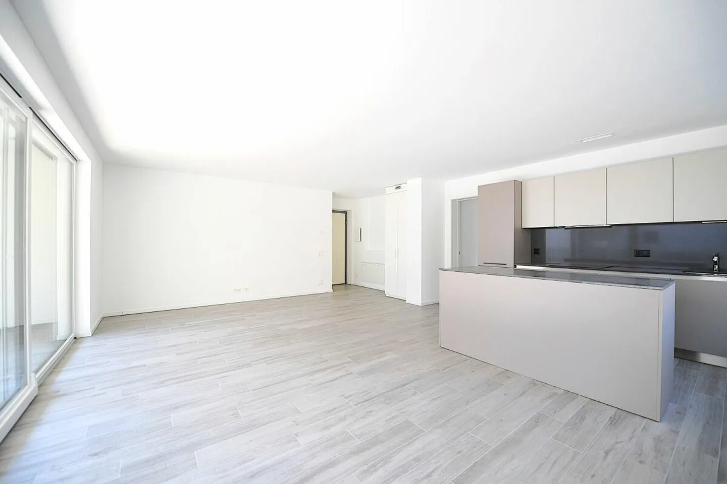 Exclusive Offer: Modern 4.5-Room Apartment with Garden - Photo 3 of 14