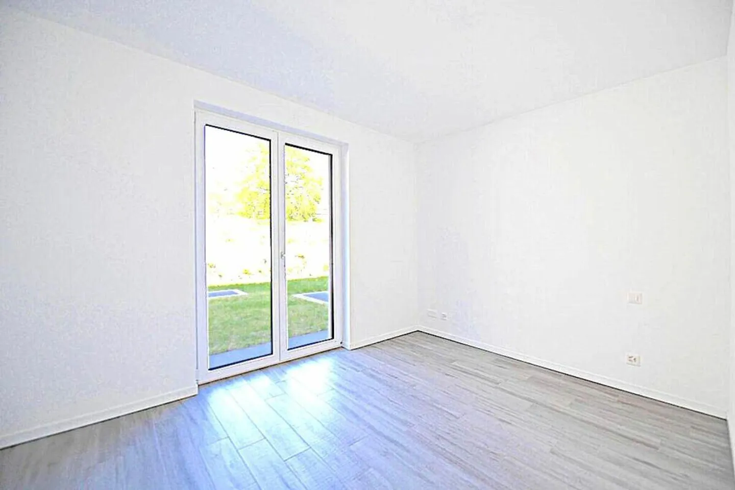 Exclusive Offer: Modern 4.5-Room Apartment with Garden - Photo 4 of 14