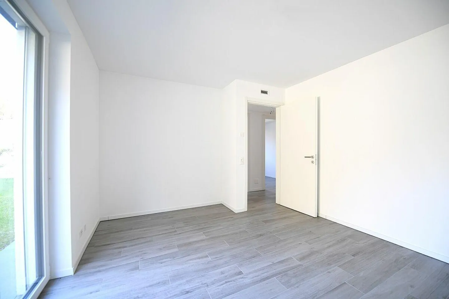 Exclusive Offer: Modern 4.5-Room Apartment with Garden - Photo 5 of 14