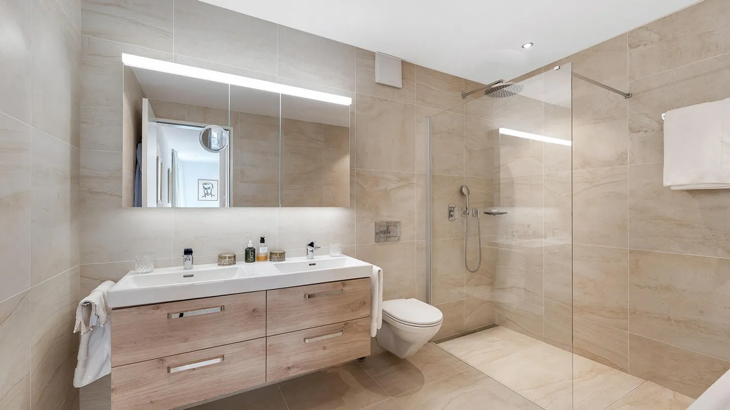 Sonnige Wohnoase mit Panoramasicht über See und Berge - Foto 5 von 6