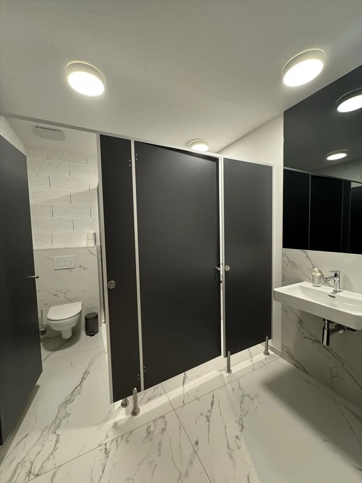 Bureau ou espace pour petite industrie avec de grandes façades en verre ! - Photo 11 sur 13