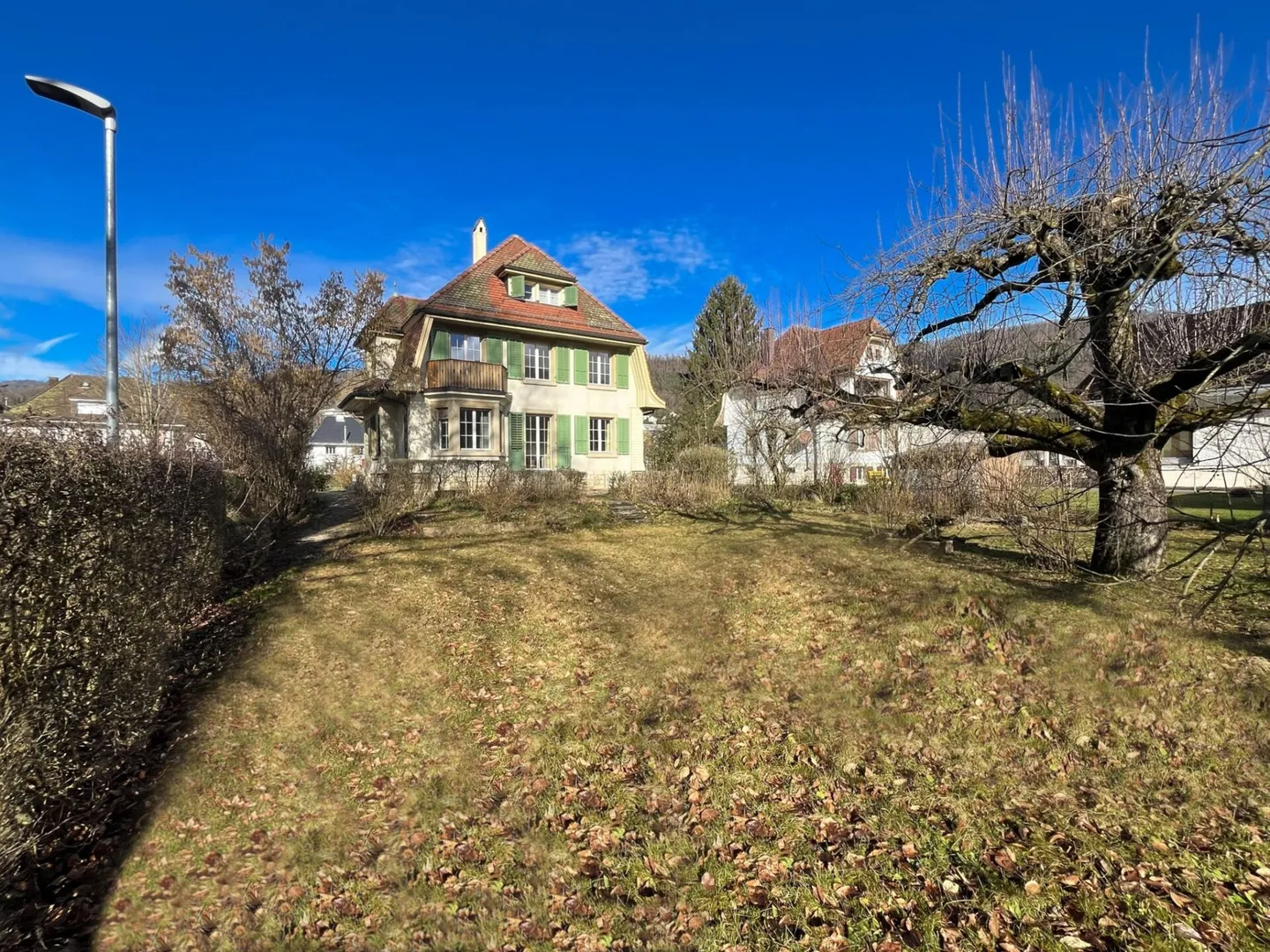 Maison de 8,5 pièces, également utilisable comme maison multigénérationnelle, sur 1'441 m2 de terrain avec réserve de construction - Photo 1 sur 18