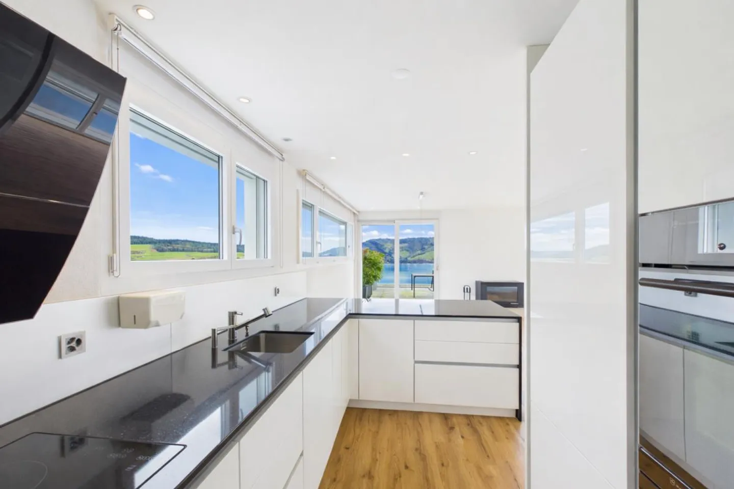 Appartamento con terrazza e vista lago - Foto 5 di 15