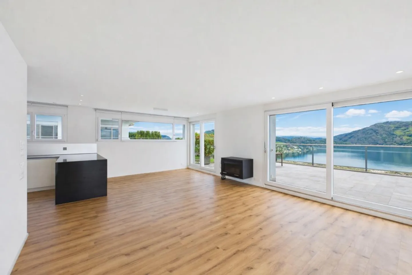 Appartamento con terrazza e vista lago - Foto 4 di 15