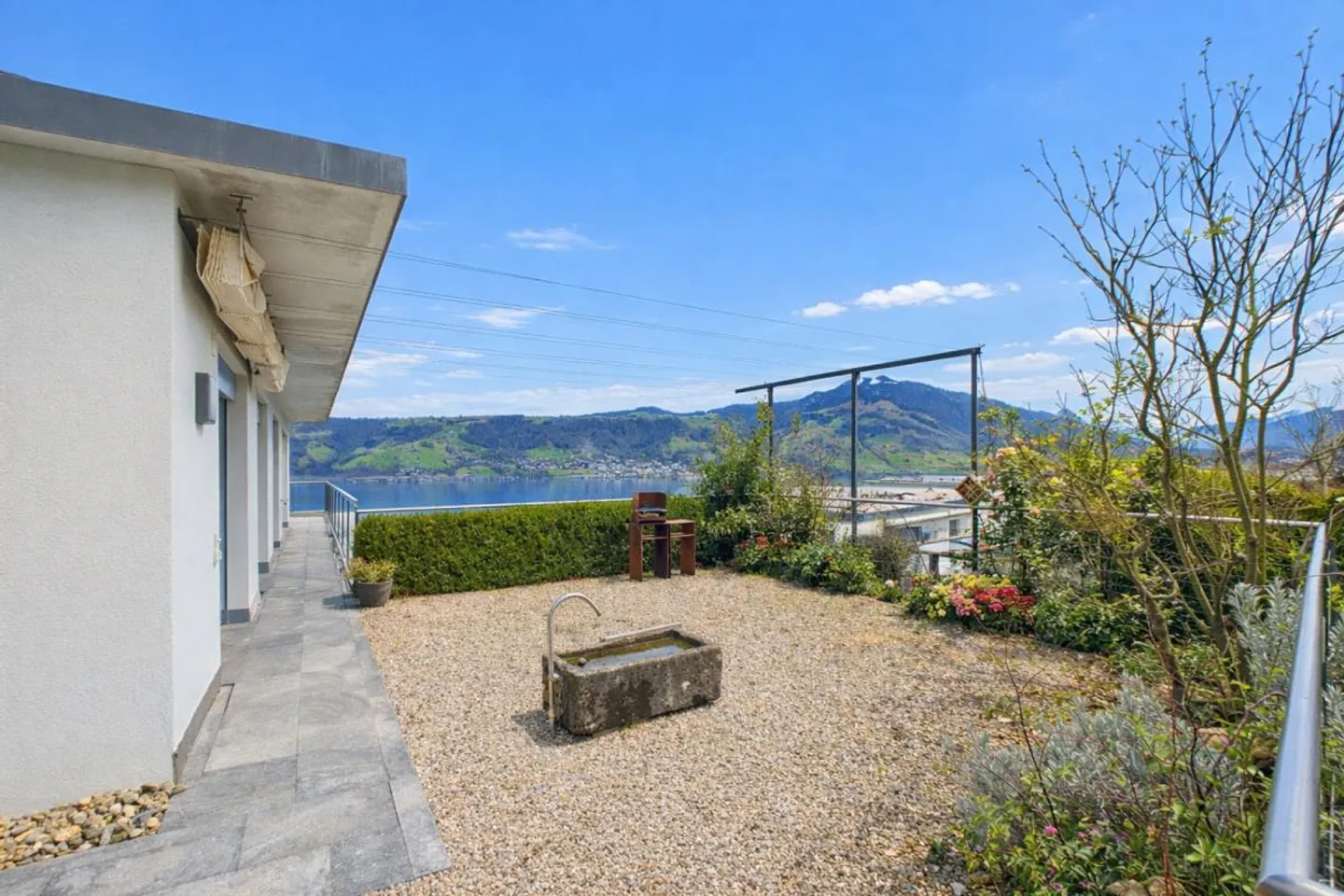 Appartamento con terrazza e vista lago - Foto 15 di 15