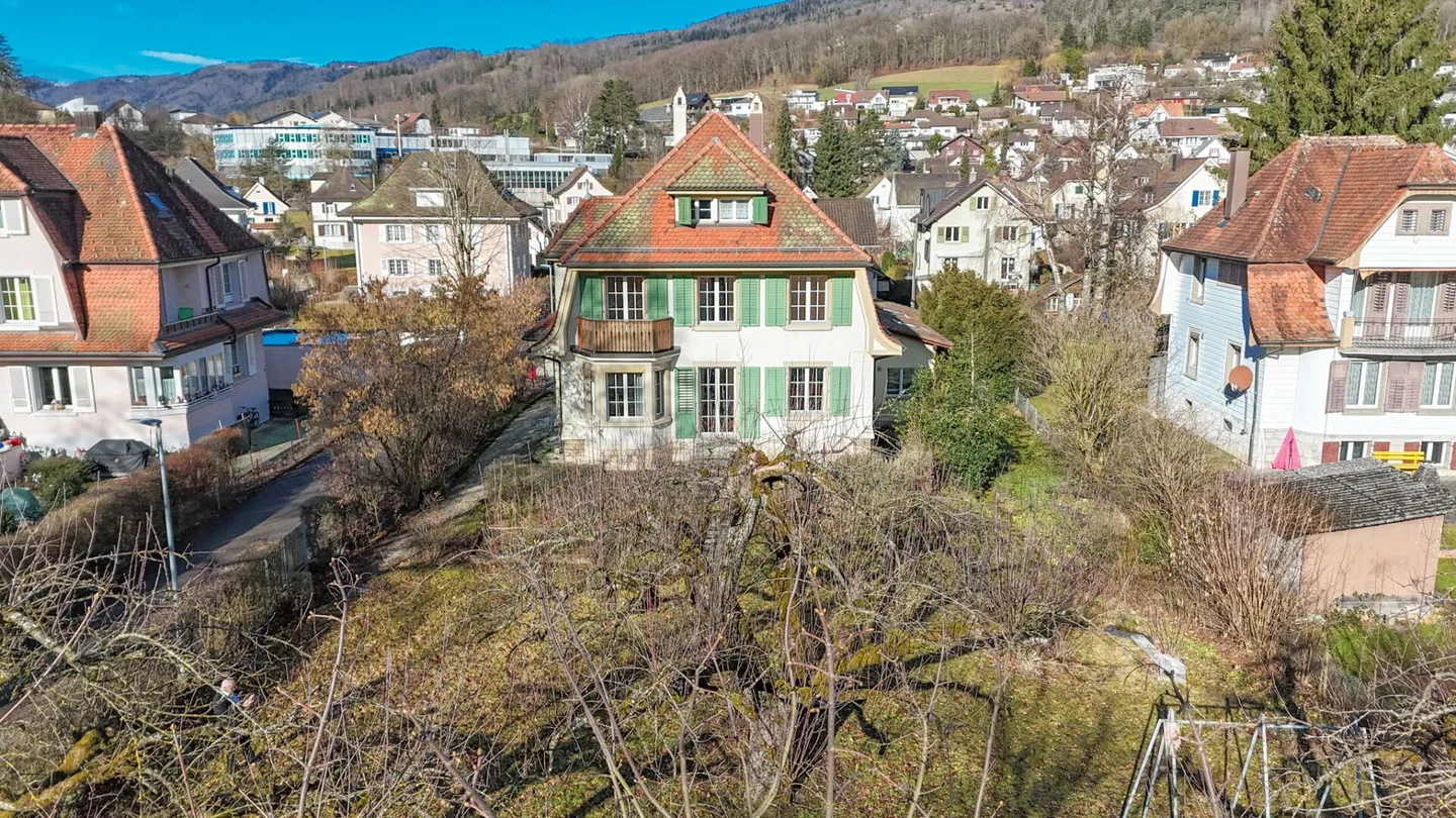 Maison de 8,5 pièces, également utilisable comme maison multigénérationnelle, sur 1'441 m2 de terrain avec réserve de construction - Photo 3 sur 18