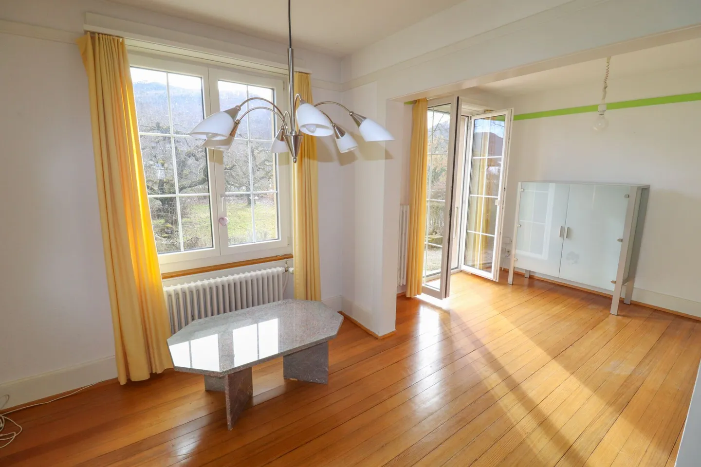 Maison de 8,5 pièces, également utilisable comme maison multigénérationnelle, sur 1'441 m2 de terrain avec réserve de construction - Photo 5 sur 18