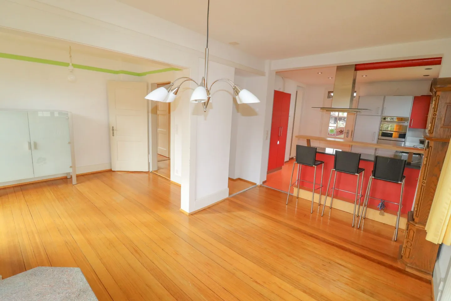 Maison de 8,5 pièces, également utilisable comme maison multigénérationnelle, sur 1'441 m2 de terrain avec réserve de construction - Photo 7 sur 18