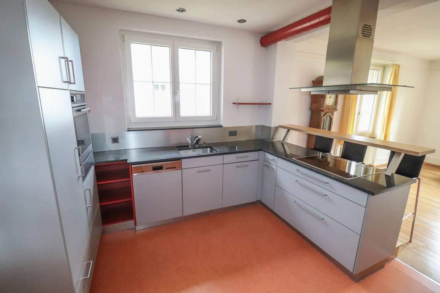 Maison de 8,5 pièces, également utilisable comme maison multigénérationnelle, sur 1'441 m2 de terrain avec réserve de construction - Photo 6 sur 18