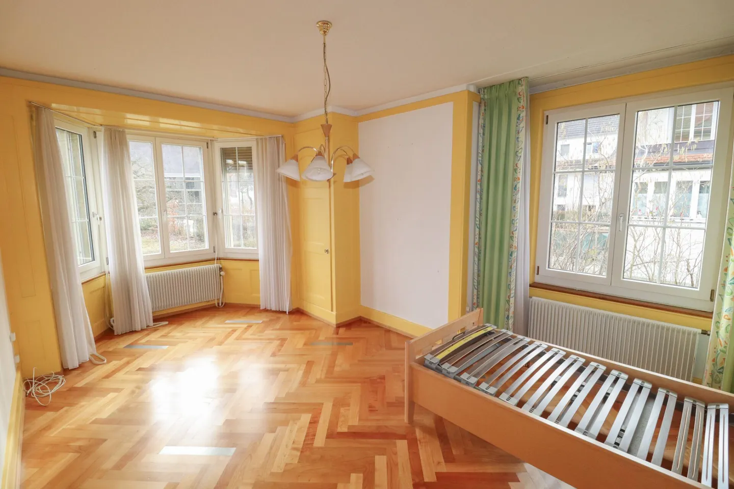 Maison de 8,5 pièces, également utilisable comme maison multigénérationnelle, sur 1'441 m2 de terrain avec réserve de construction - Photo 8 sur 18