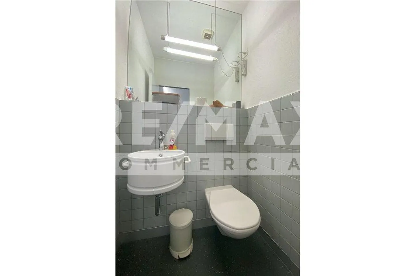 Central commercial premises with versatile potential for use and development... - Photo 10 of 13