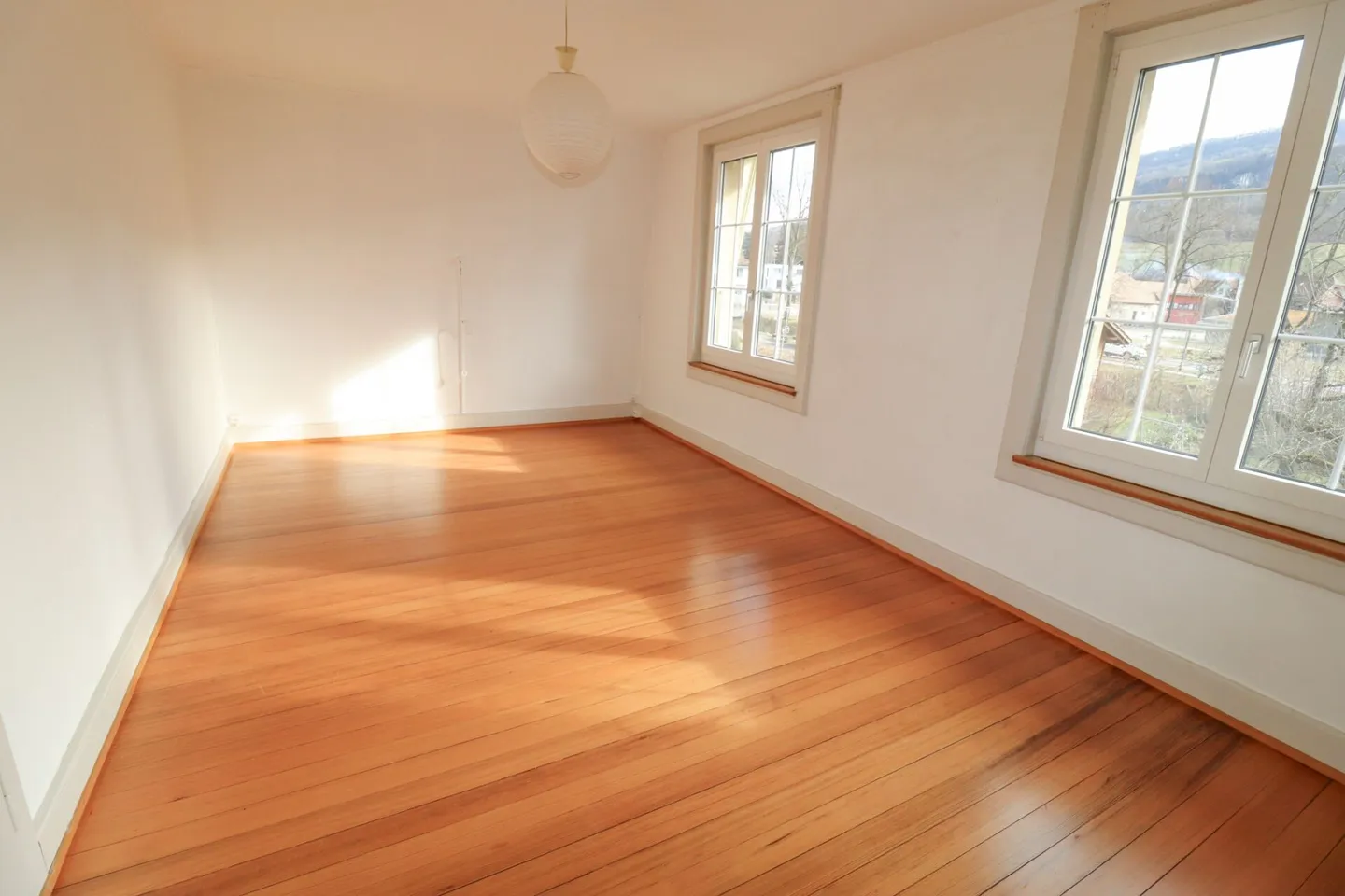 Maison de 8,5 pièces, également utilisable comme maison multigénérationnelle, sur 1'441 m2 de terrain avec réserve de construction - Photo 11 sur 18