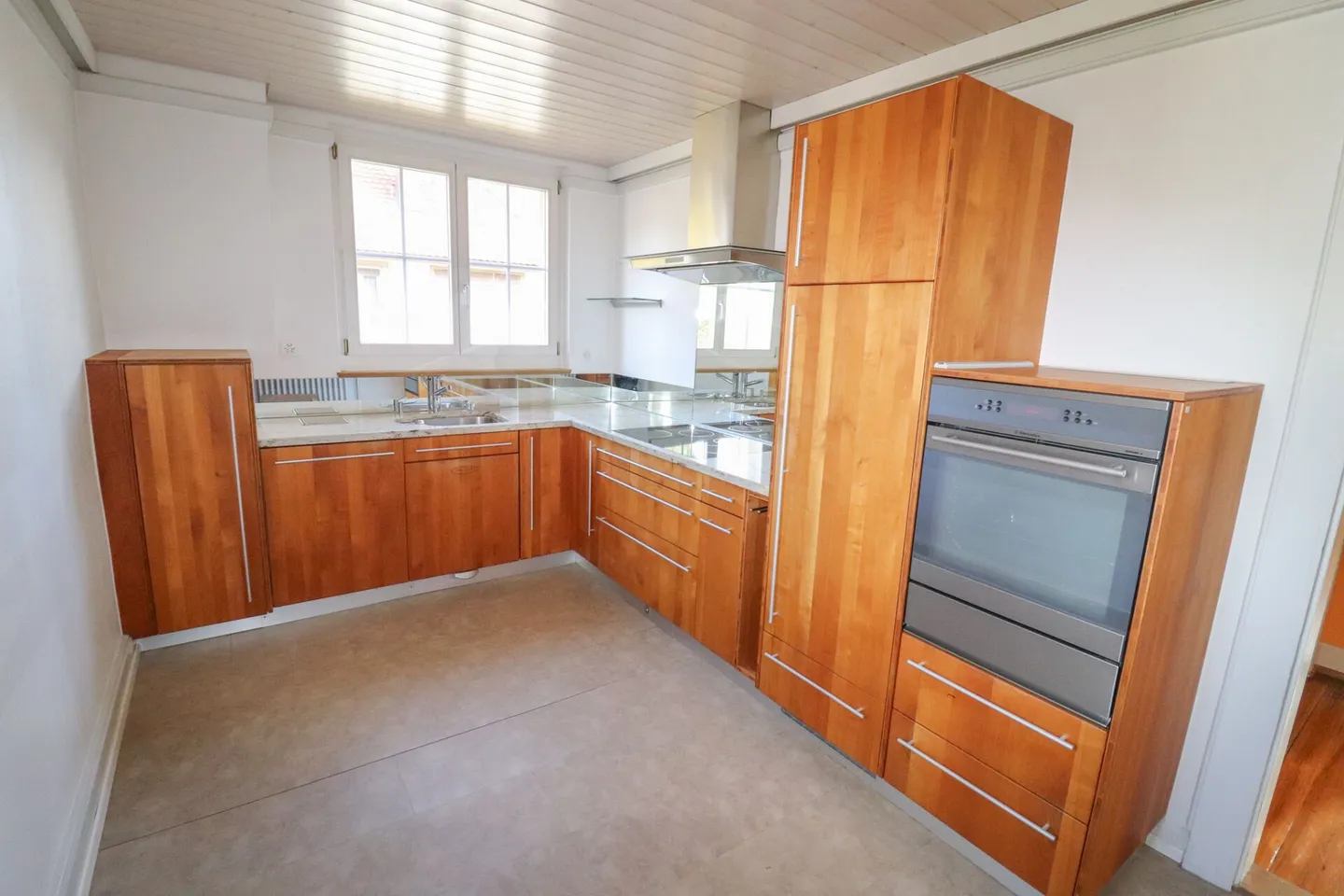 Maison de 8,5 pièces, également utilisable comme maison multigénérationnelle, sur 1'441 m2 de terrain avec réserve de construction - Photo 12 sur 18