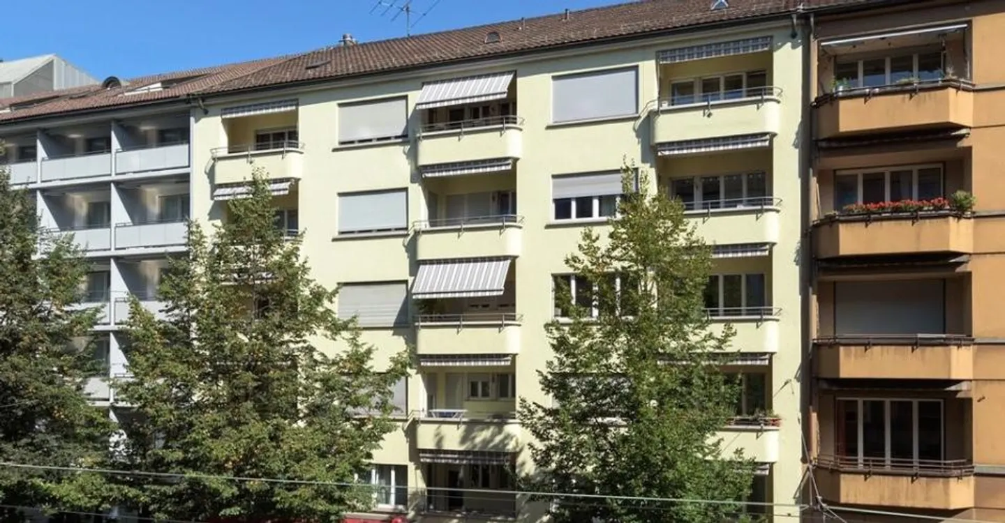 Parcheggio esterno direttamente alla stazione ferroviaria di Enge - Foto 1 di 1