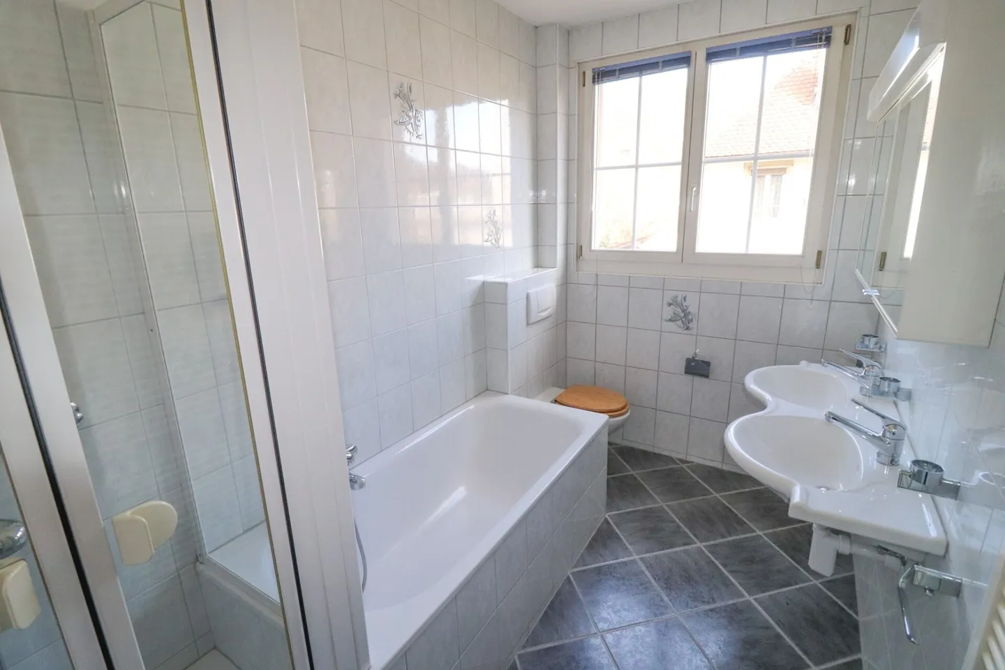 Maison de 8,5 pièces, également utilisable comme maison multigénérationnelle, sur 1'441 m2 de terrain avec réserve de construction - Photo 13 sur 18