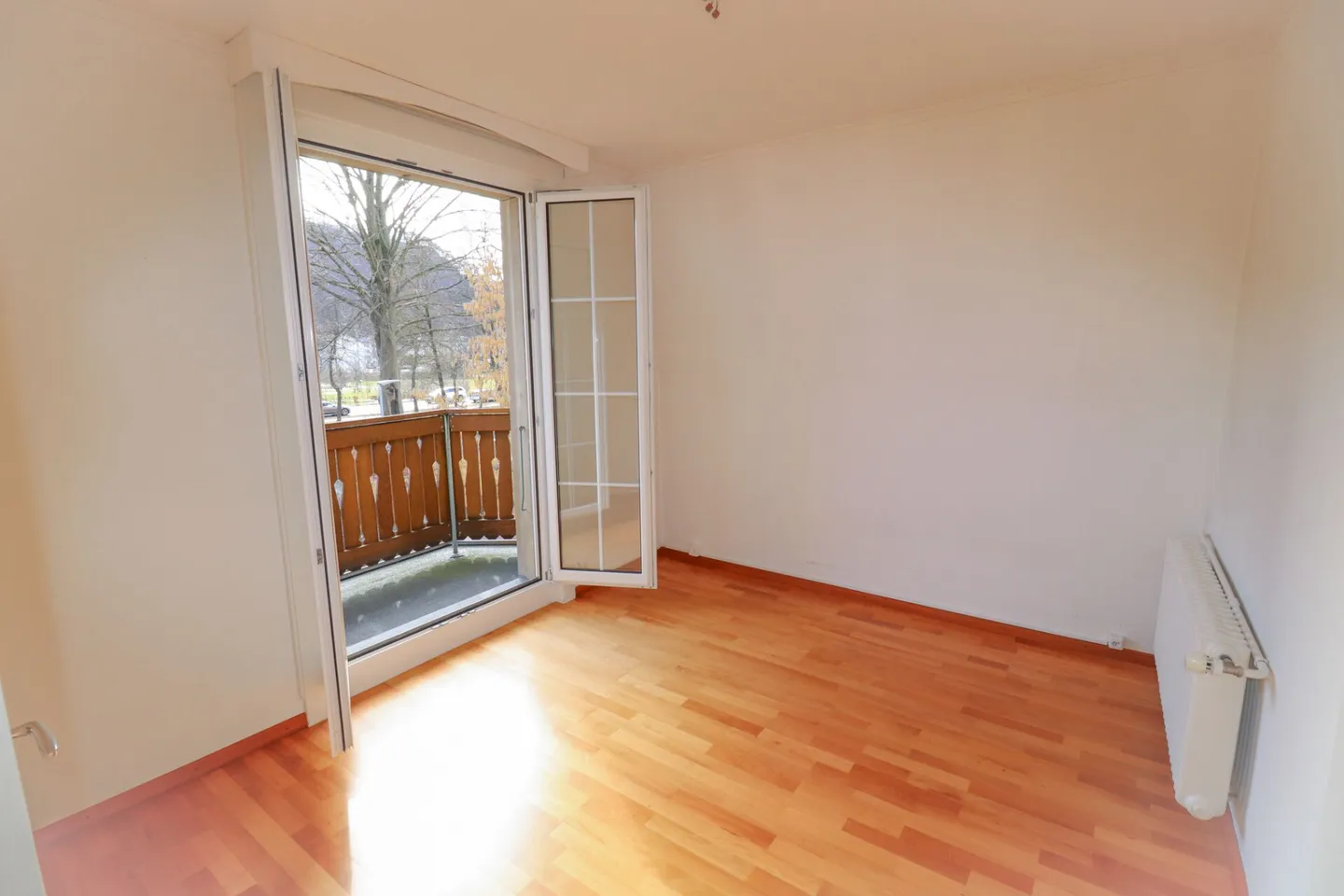 Maison de 8,5 pièces, également utilisable comme maison multigénérationnelle, sur 1'441 m2 de terrain avec réserve de construction - Photo 14 sur 18