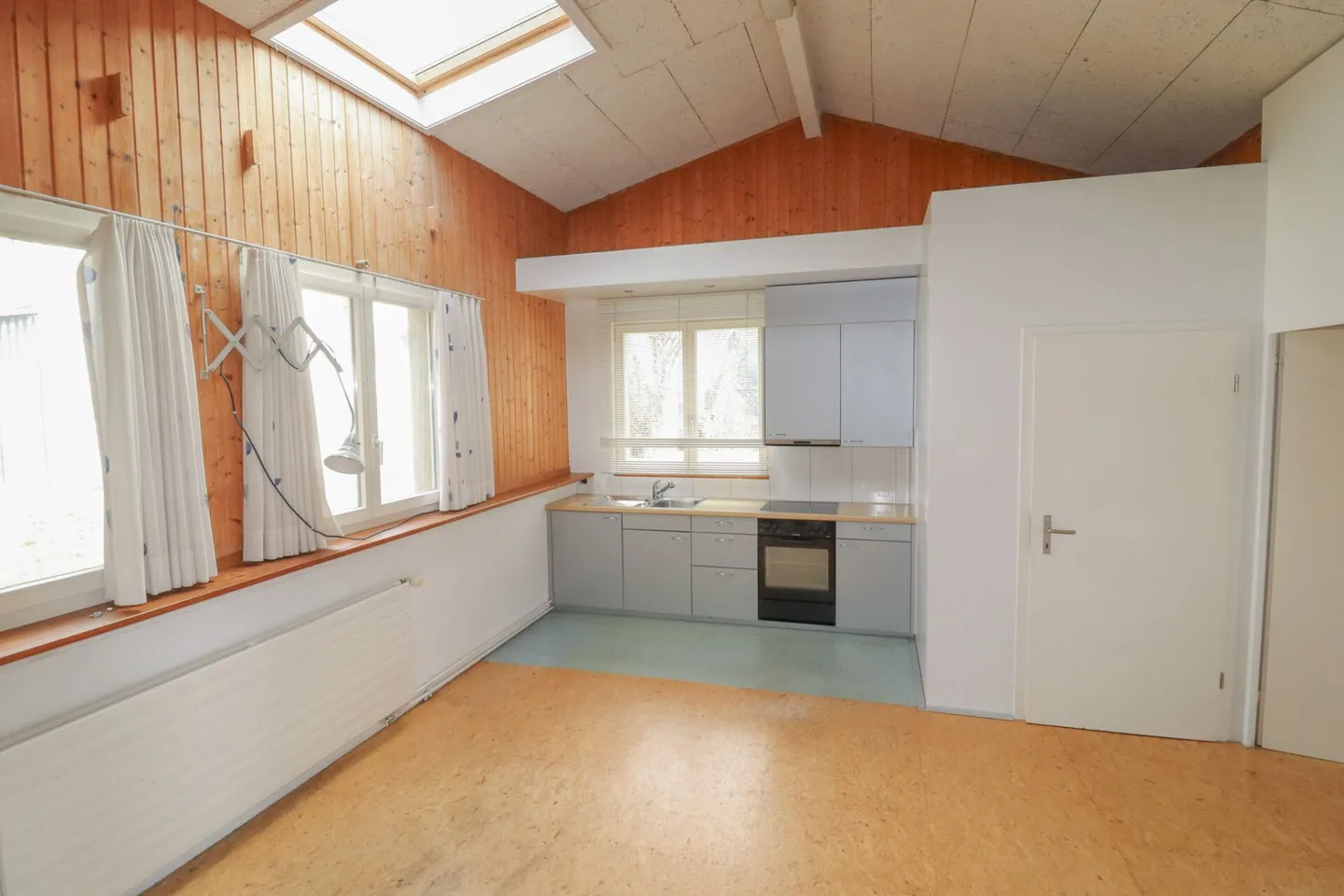 Maison de 8,5 pièces, également utilisable comme maison multigénérationnelle, sur 1'441 m2 de terrain avec réserve de construction - Photo 16 sur 18