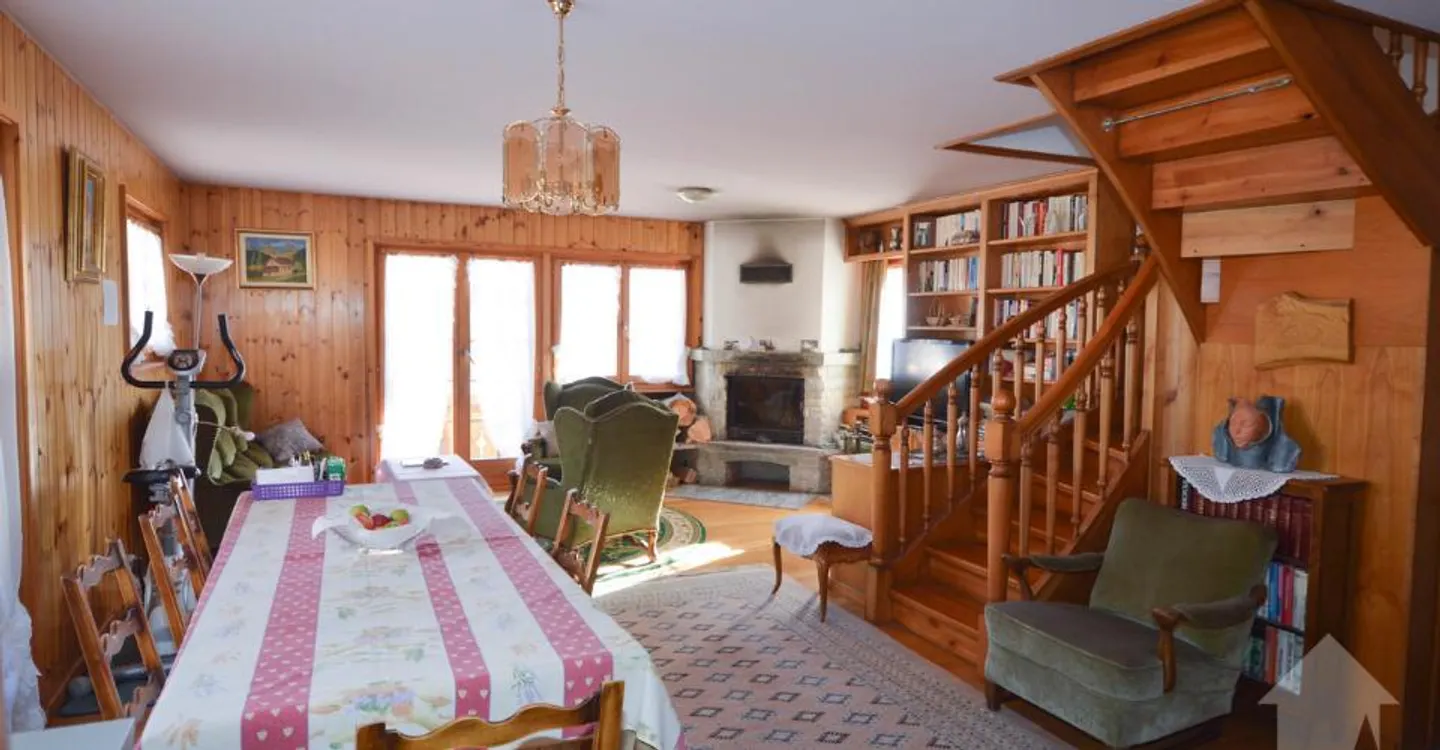 Charming Duplex in Central Location - Photo 3 of 12