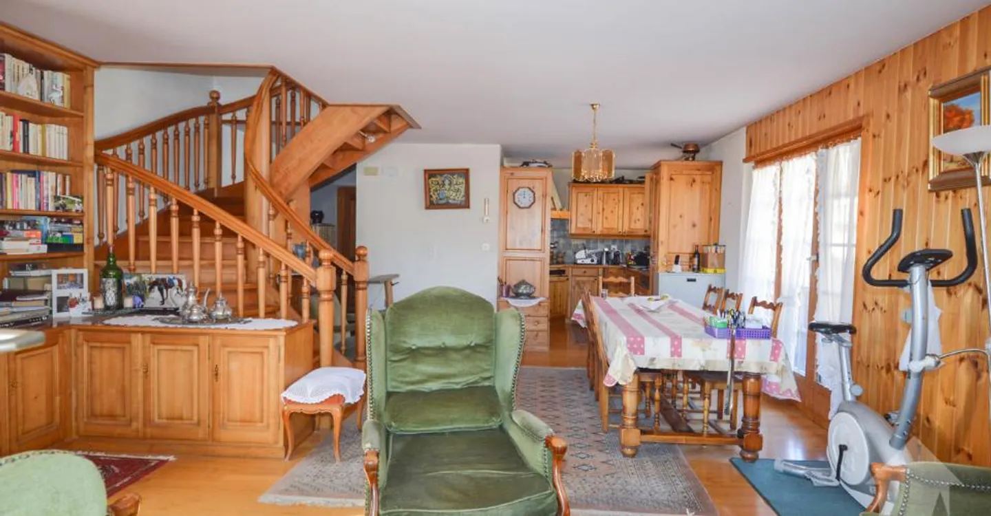 Charming Duplex in Central Location - Photo 4 of 12