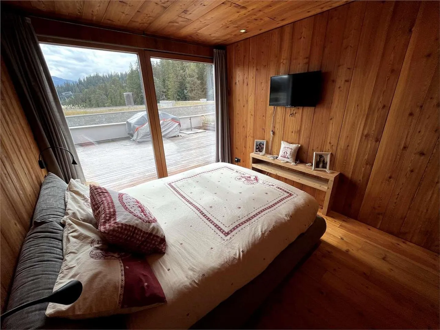 Vista mozzafiato tra legno e pietra - Foto 4 di 11