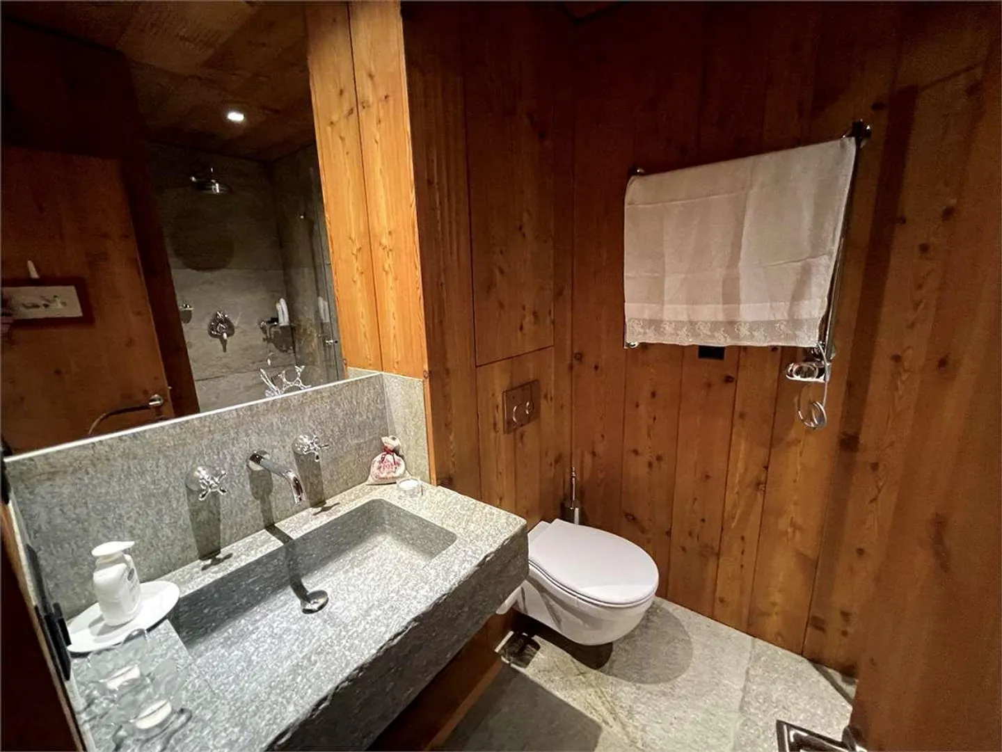 Vista mozzafiato tra legno e pietra - Foto 9 di 11