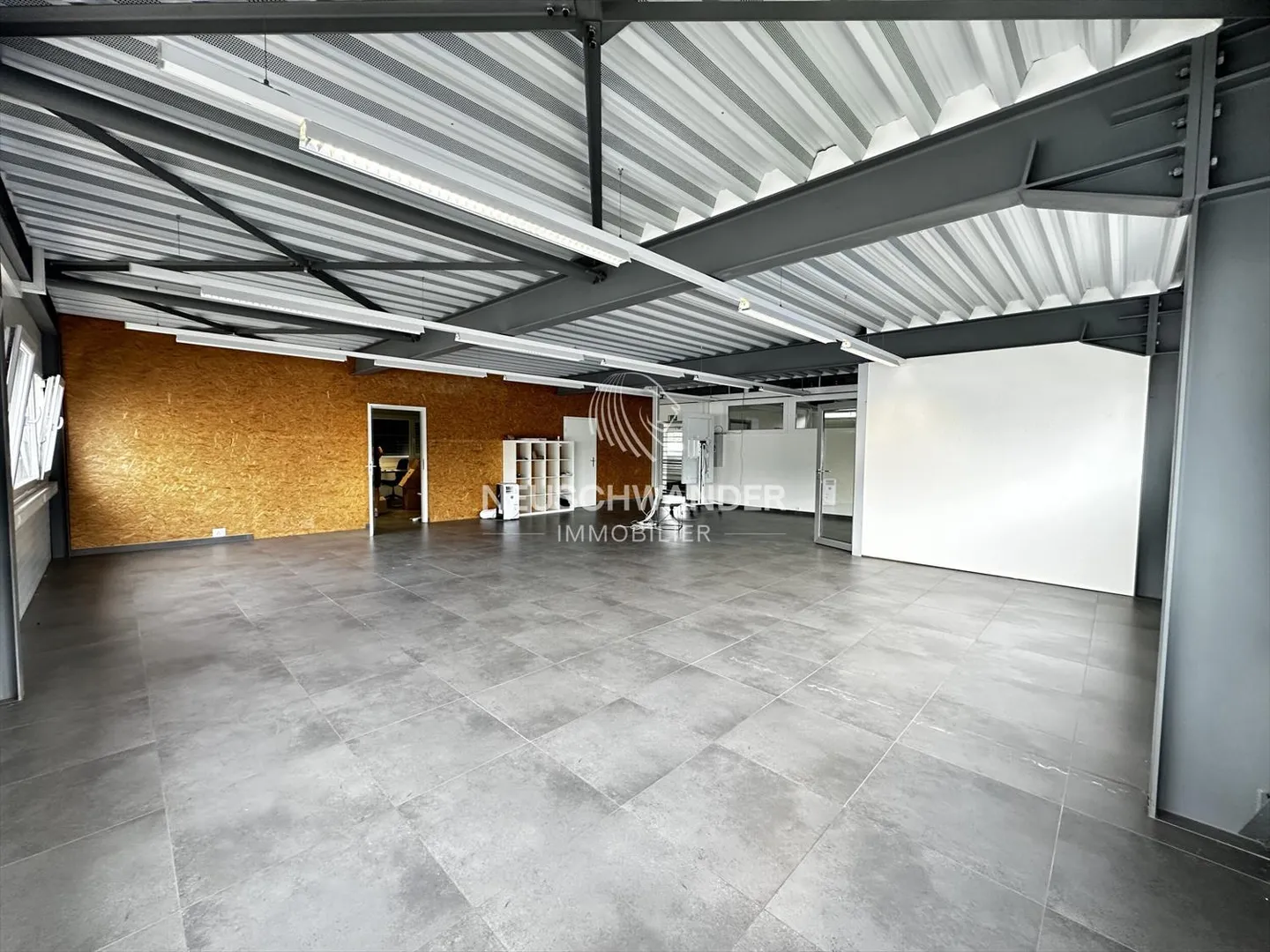 Mixed-use building for sale - Photo 3 of 13