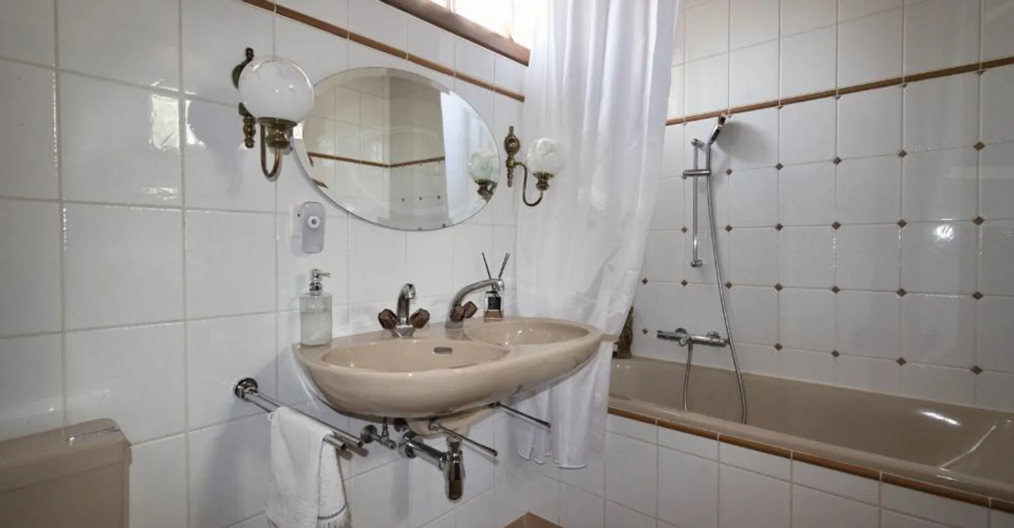 Detached house in Nyon with large workshop/storage, close to the city center - Photo 10 of 19