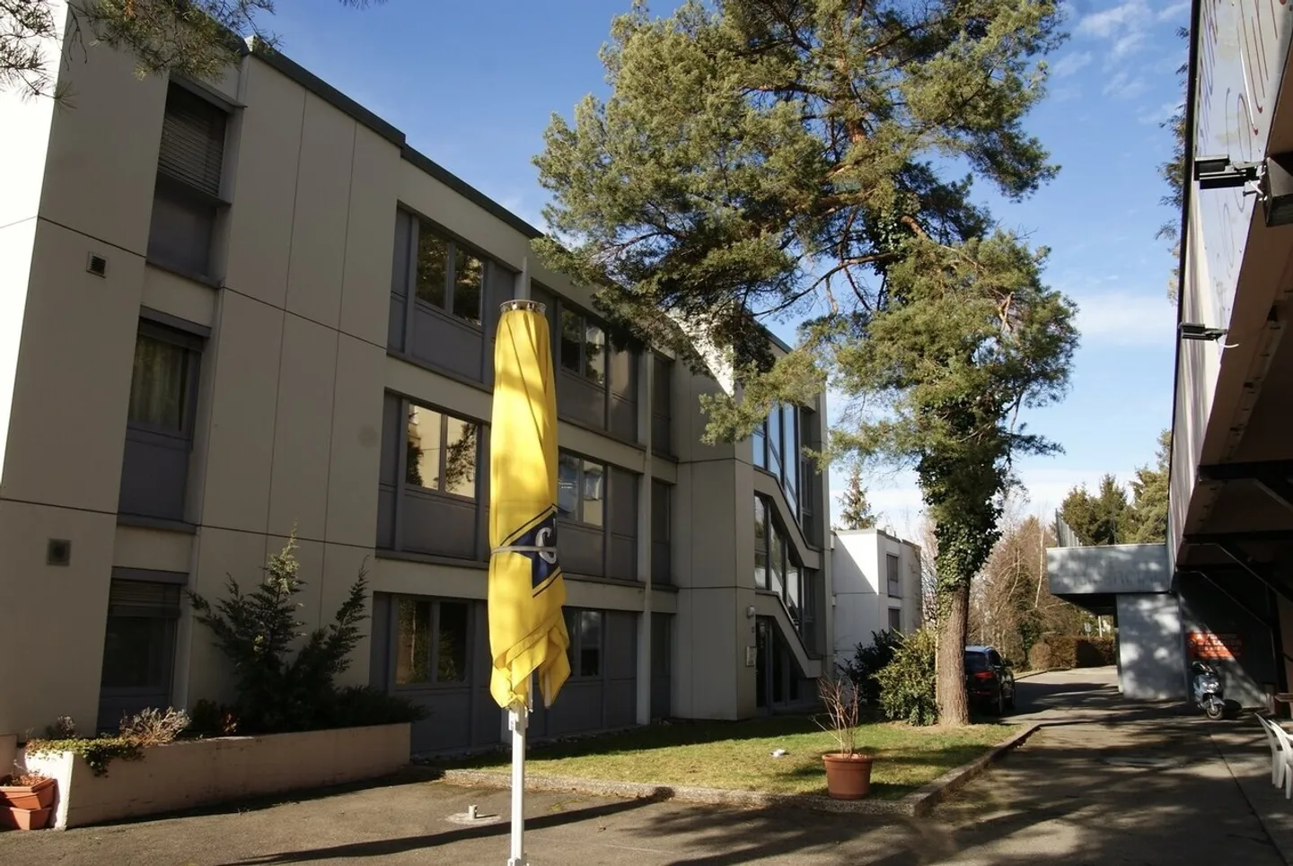 Beau studio, bien situé - Photo 2 sur 3