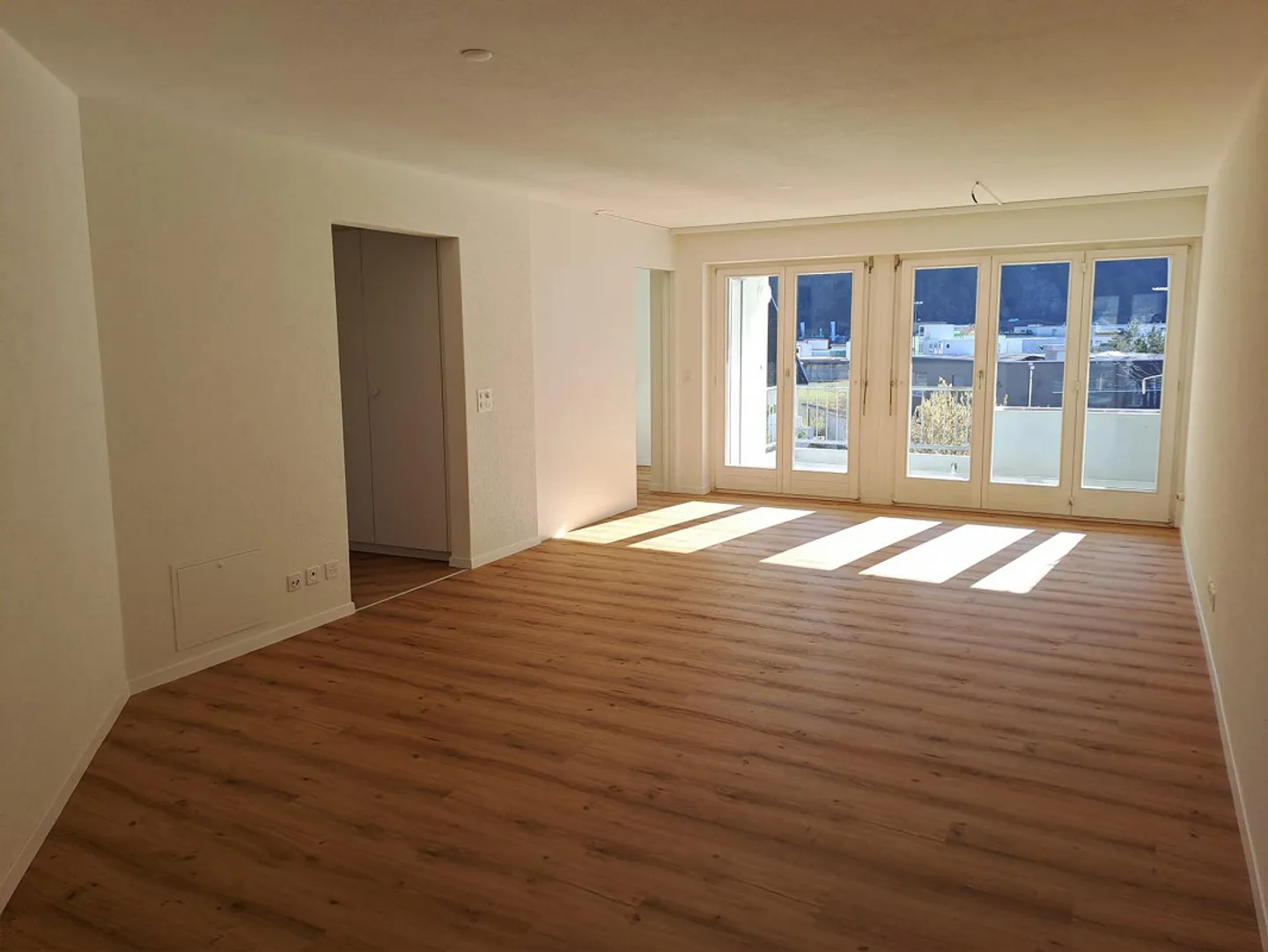 Spacious 4.5-room apartment with 2 balconies - Photo 3 of 11