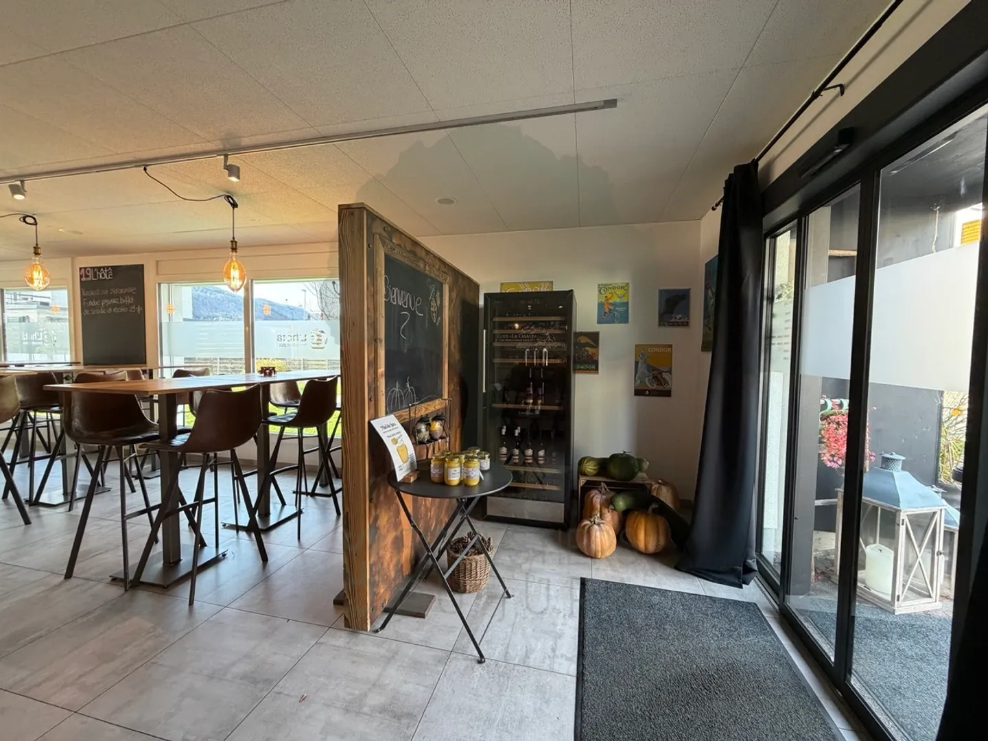 Bar completamente attrezzato attualmente affittato a Courfaivre - Foto 2 di 18