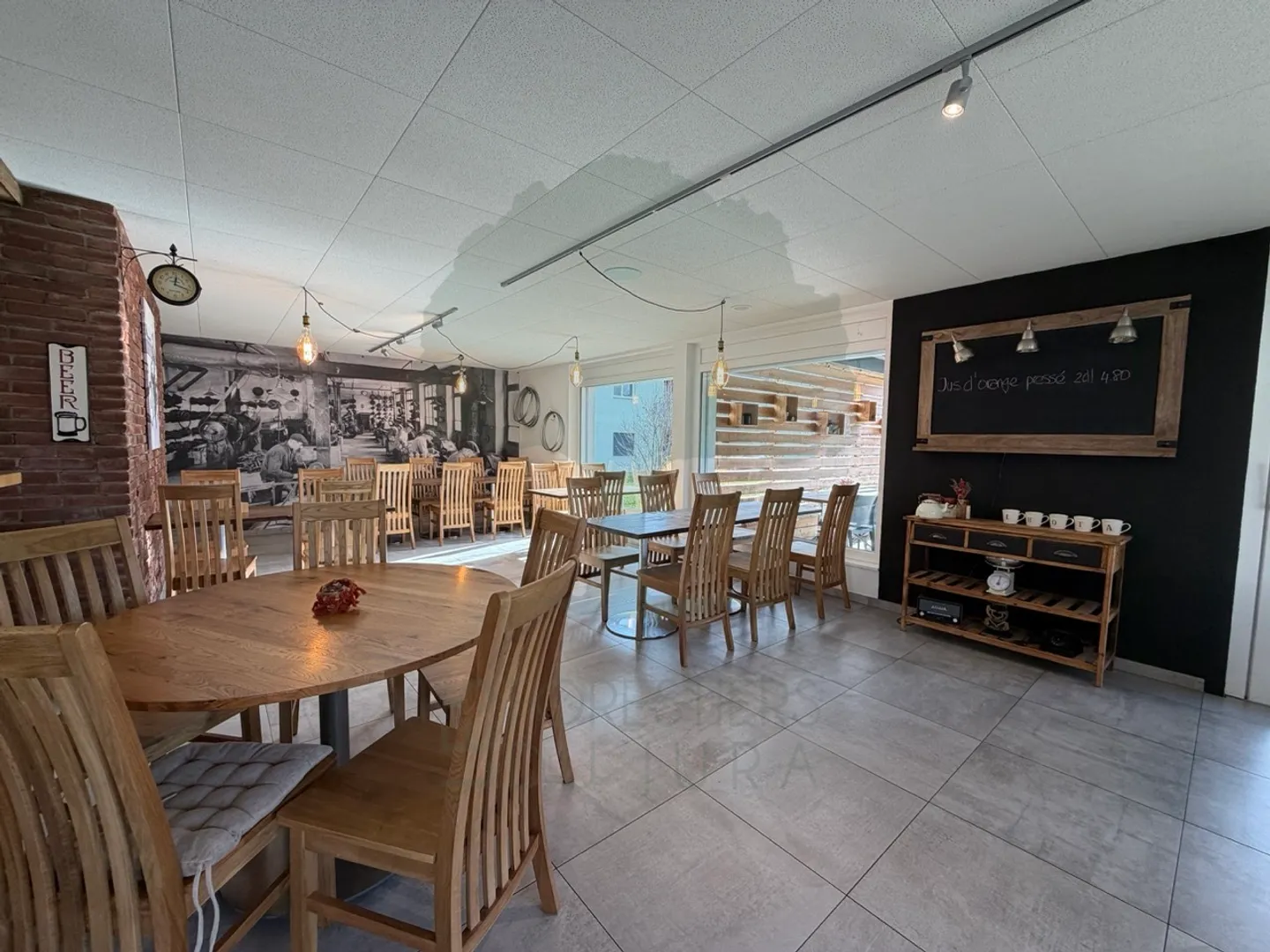 Bar completamente attrezzato attualmente affittato a Courfaivre - Foto 3 di 18