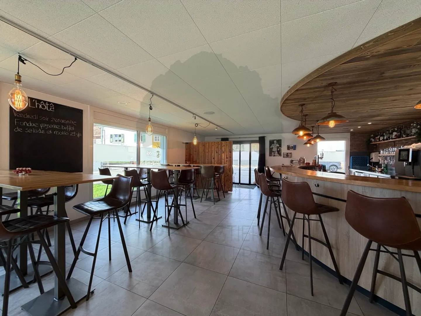 Bar completamente attrezzato attualmente affittato a Courfaivre - Foto 1 di 18