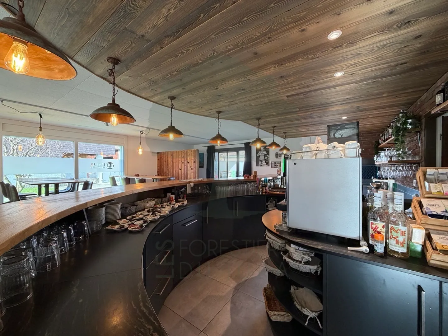 Bar completamente attrezzato attualmente affittato a Courfaivre - Foto 4 di 18