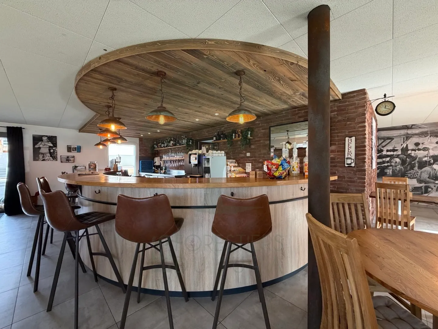Bar completamente attrezzato attualmente affittato a Courfaivre - Foto 6 di 18