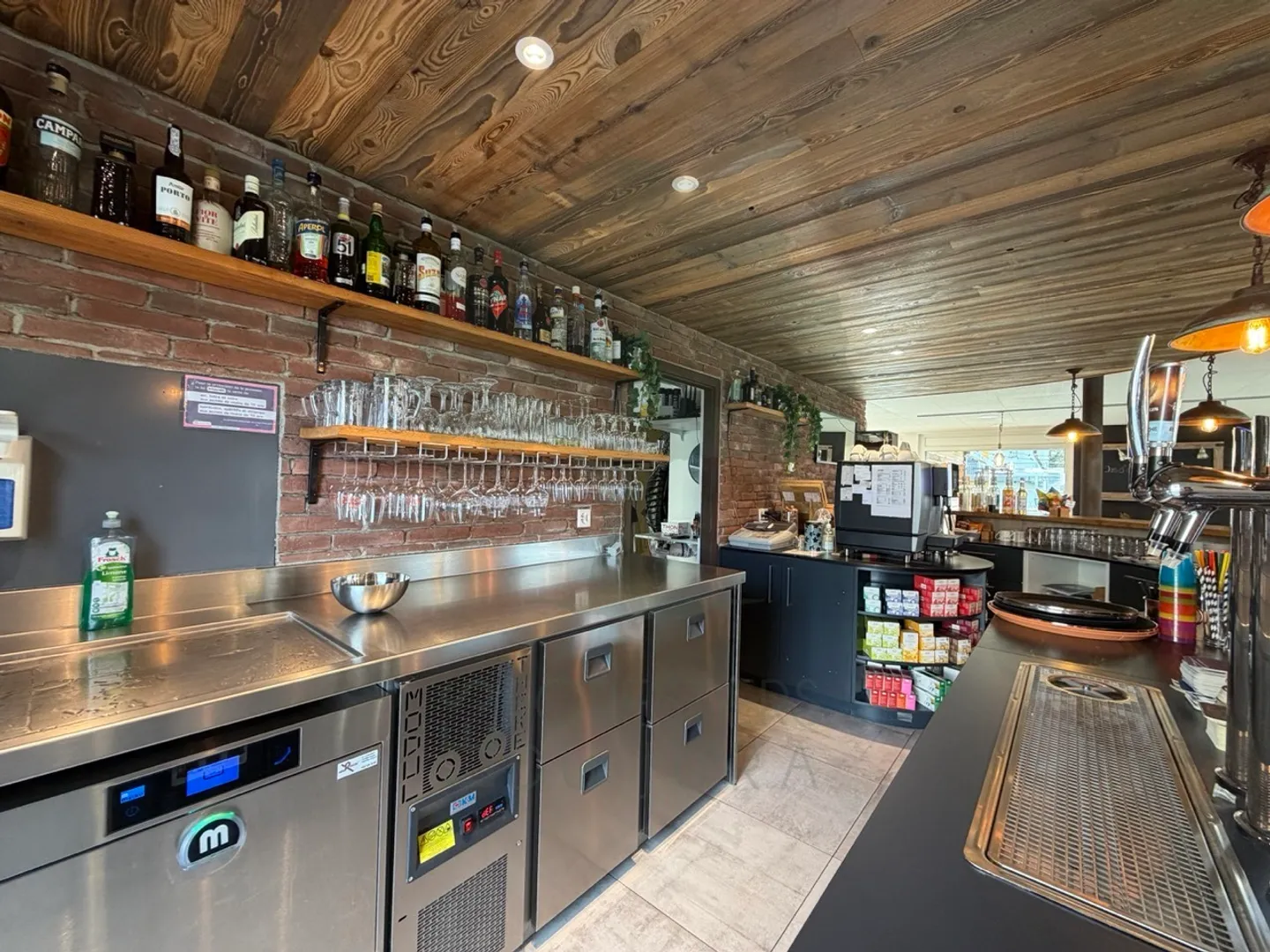 Bar completamente attrezzato attualmente affittato a Courfaivre - Foto 10 di 18