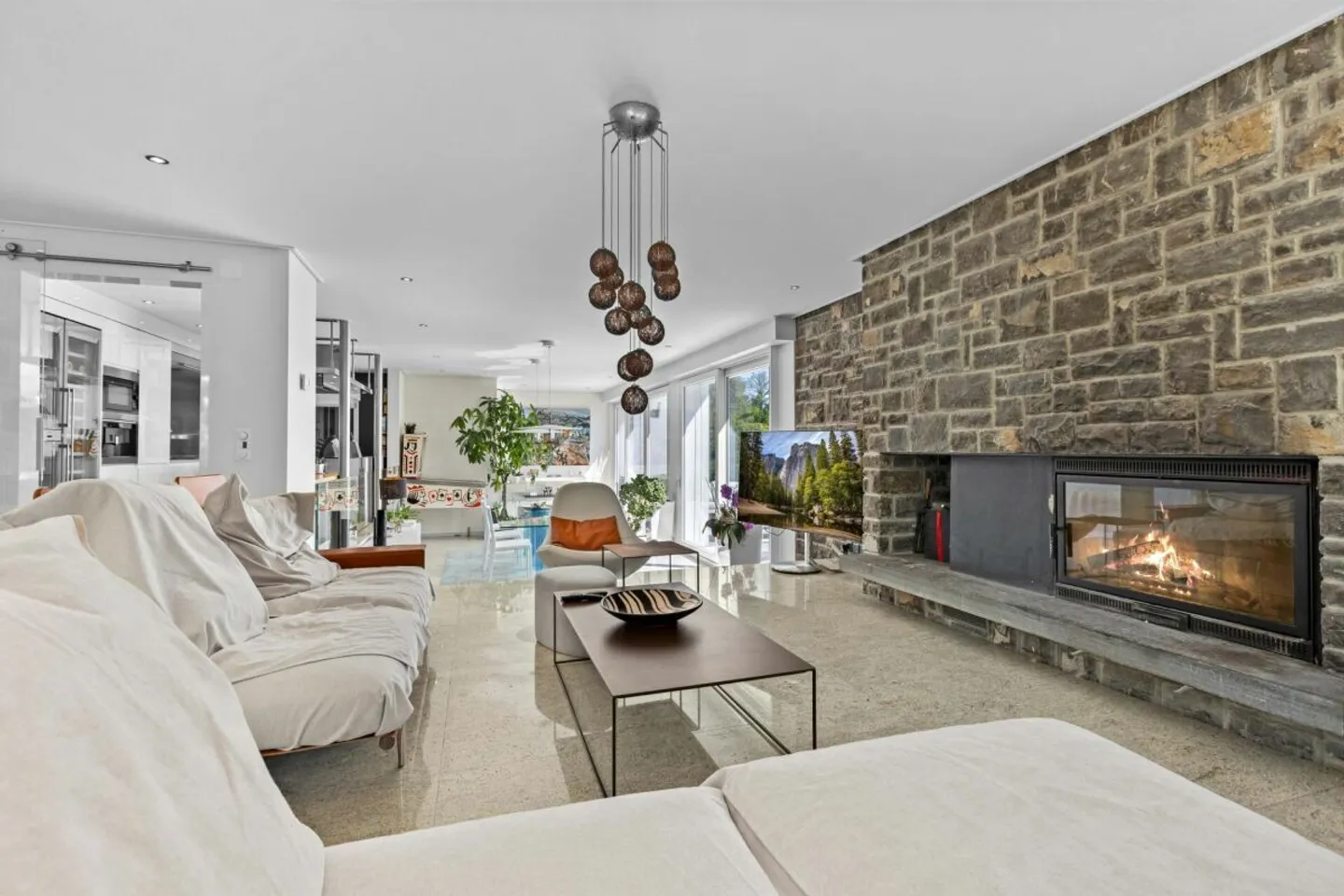 Magnificent 5.5-room apartment with garden and private pool. - Photo 12 of 21
