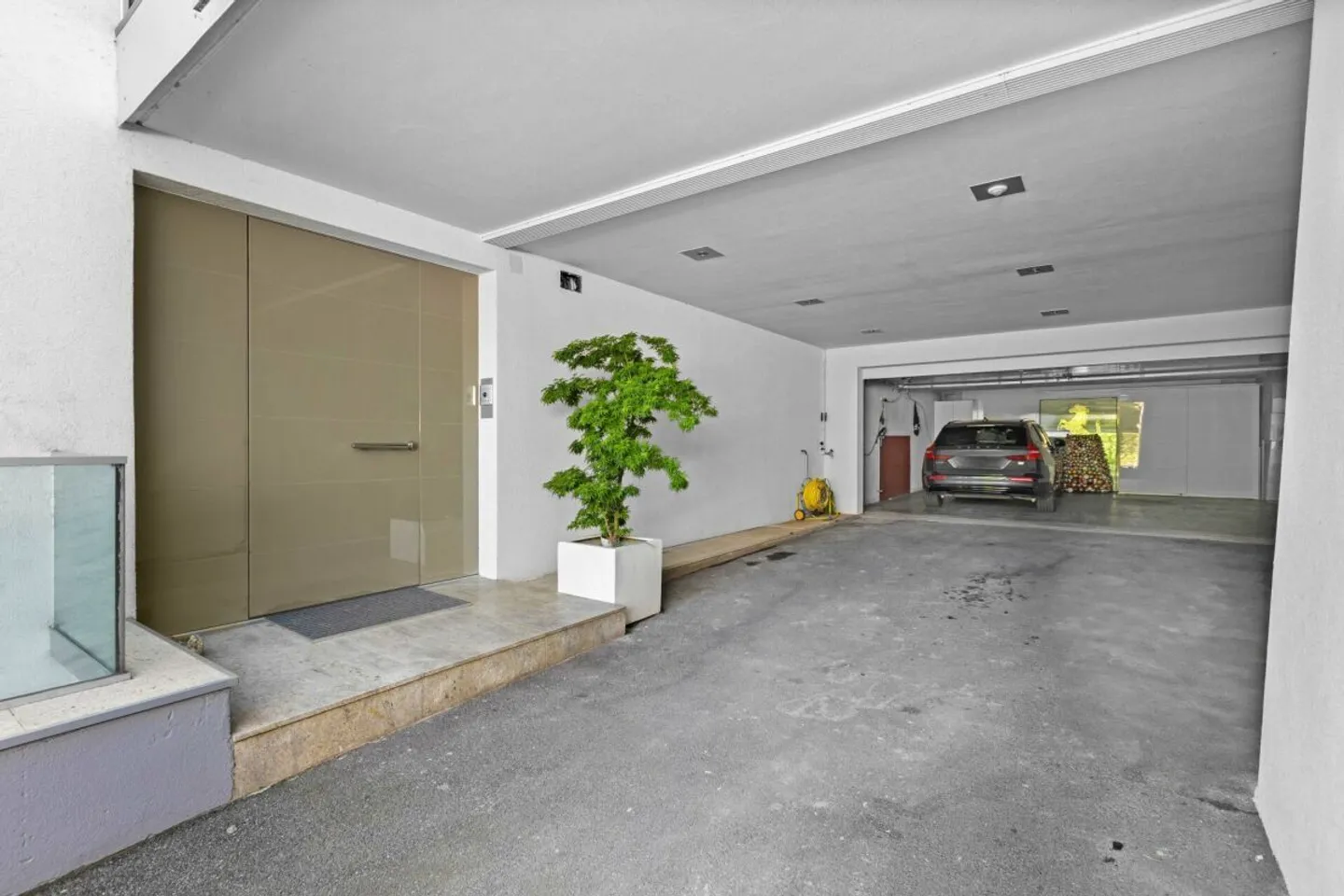 Magnificent 5.5-room apartment with garden and private pool. - Photo 21 of 21