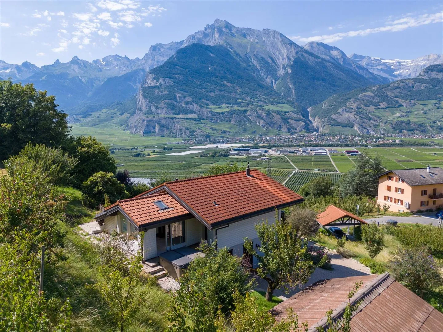 Villa con spazio benessere in mezzo agli albicocchi - Foto 4 di 13