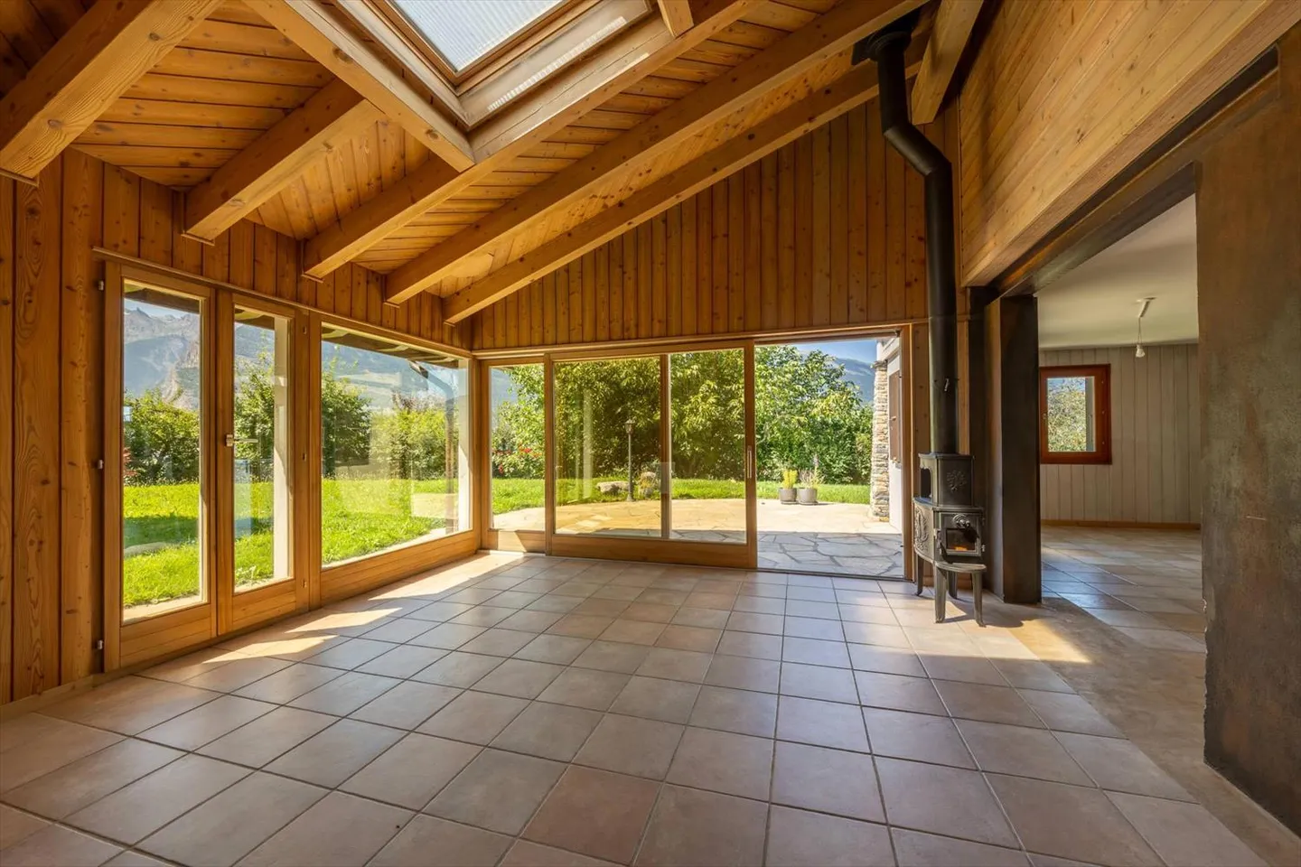 Villa con spazio benessere in mezzo agli albicocchi - Foto 5 di 13