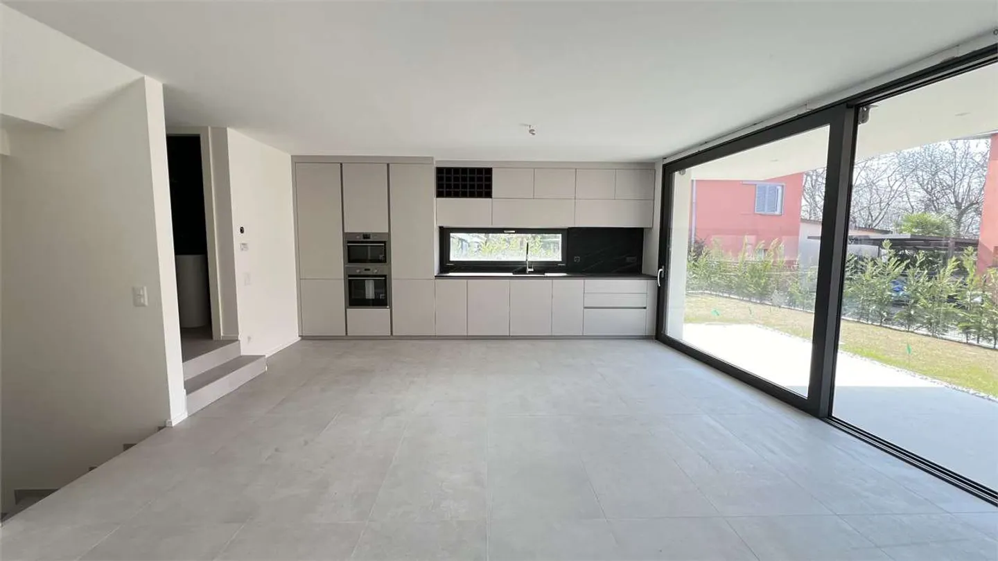 Modern Ground-Floor Apartment - Photo 7 of 15