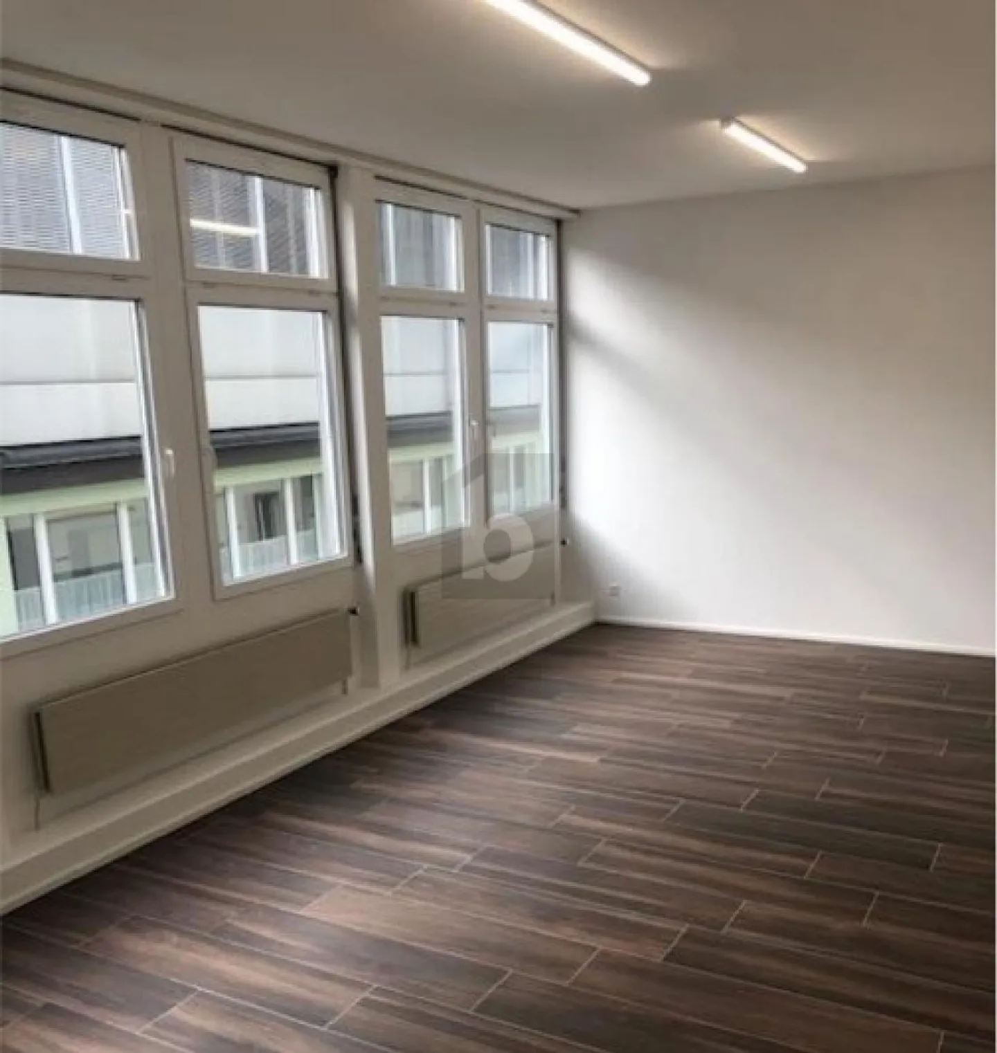 EMPLACEMENT CENTRAL AVEC EXPANSION MODERNE - Photo 1 sur 4